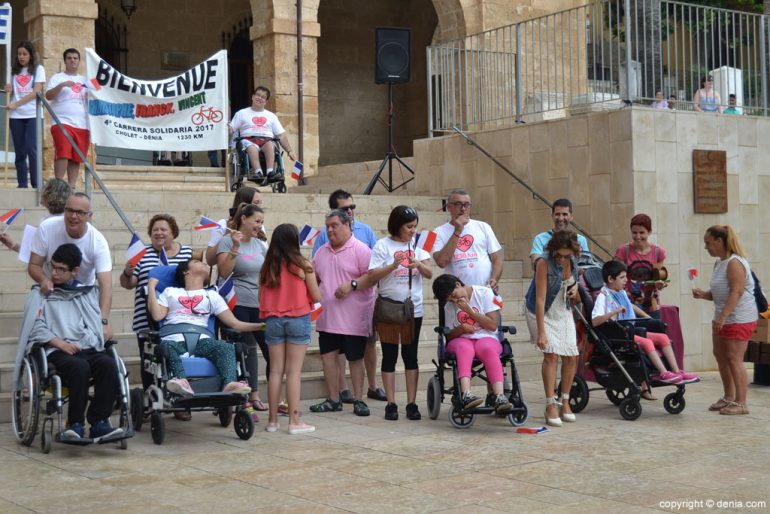 Ciclistas solidarios a favor de Condenados Al Bordillo - esperando a los ciclistas