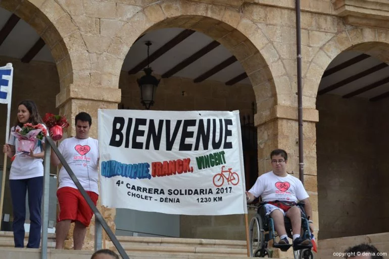 Ciclistas solidarios a favor de Condenados Al Bordillo - pancartas de bienvenida