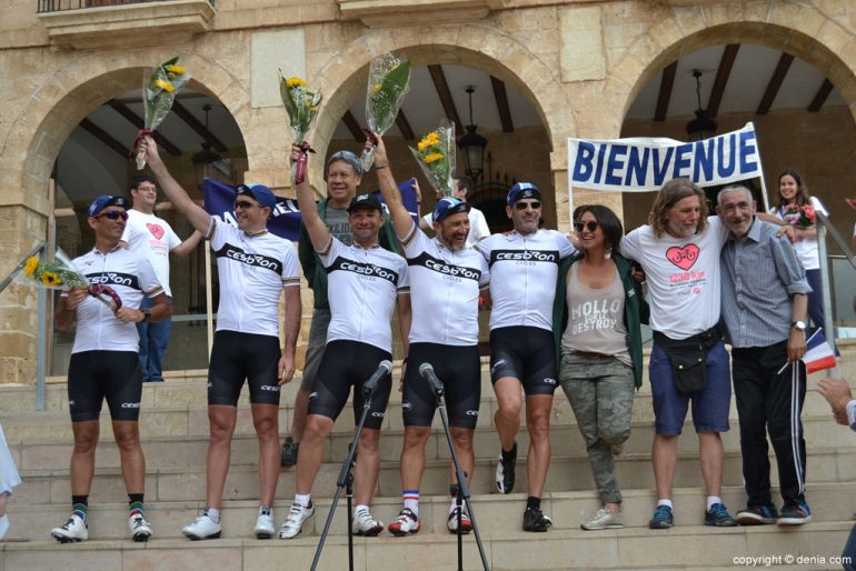 Ciclistas solidarios a favor de Condenados Al Bordillo - llegada al Ayuntamiento