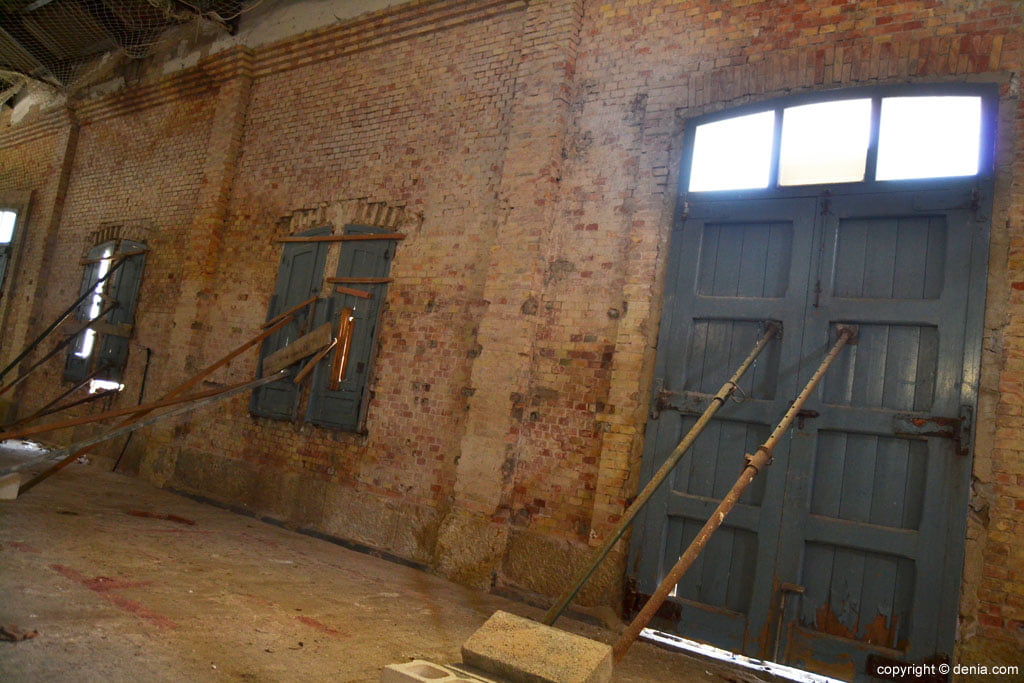 Obras de rehabilitación de la antigua lonja de Dénia – puertas apuntaladas