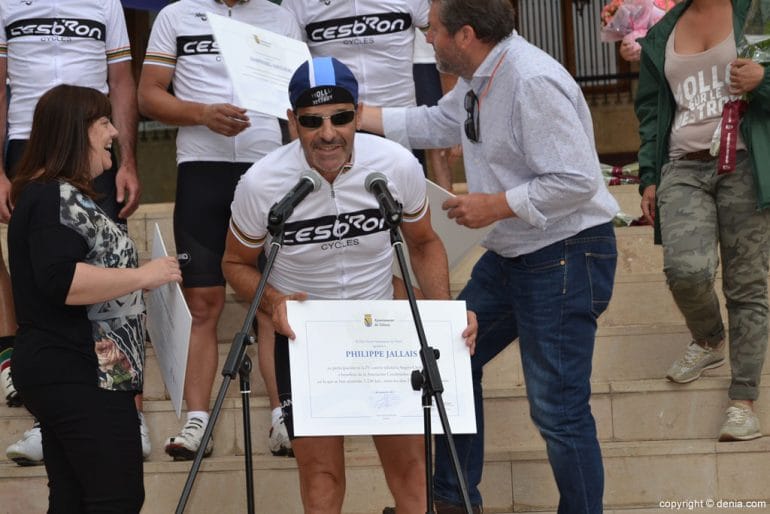 Ciclistas solidarios a favor de Condenados Al Bordillo - entrega de diplomas