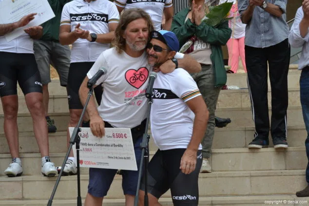 La solidaridad francesa trae en bicicleta 6.500 euros para Condenados al Bordillo 17 17 ciclistas solidarios a favor de condenados al bordillo entrega del cheque