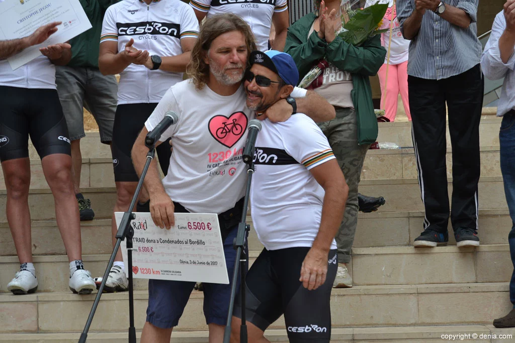 Ciclistas solidarios a favor de Condenados Al Bordillo – entrega del cheque