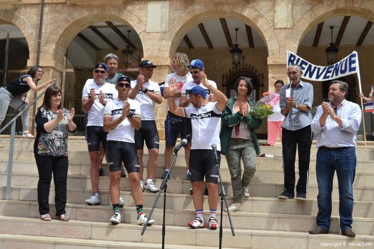Ciclistas solidarios a favor de Condenados Al Bordillo - recepción en el Ayuntamiento