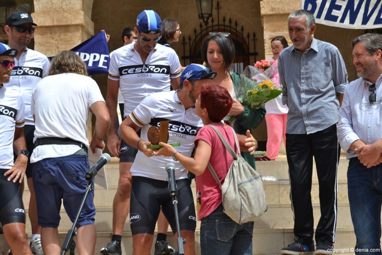 Ciclistas solidarios a favor de Condenados Al Bordillo - entrega de detalles