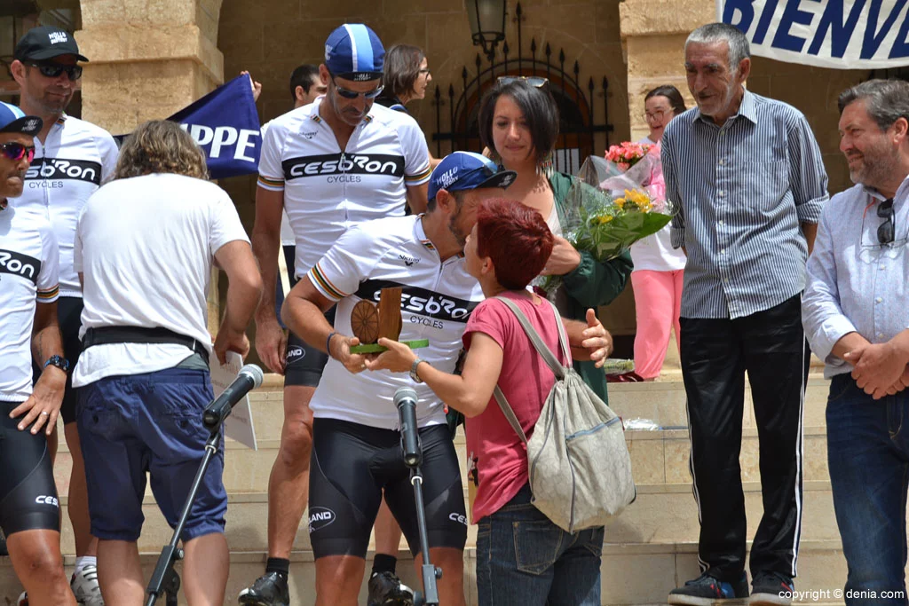 Ciclistas solidarios a favor de Condenados Al Bordillo – entrega de detalles