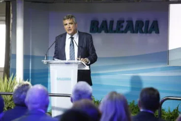 adolfo utor en la presentacion de la memoria de rsc de balearia 1