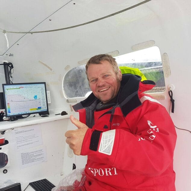 alex pella en el interior del barco