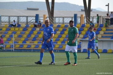 alexis fernandez marcado por un defensor de la ud oliva vtnos