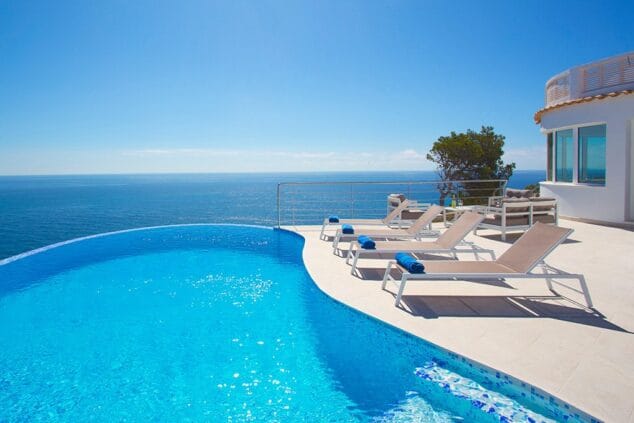 alquiler vacacional con infinity pool en aguila rent a villa