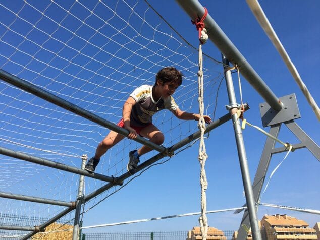 alumnos celebran el fin de curso escolar en el centro deportivo denia
