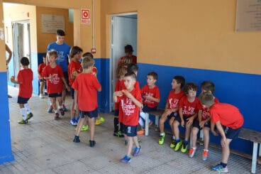 Alumnos del Campus de fútbol tomando fruta