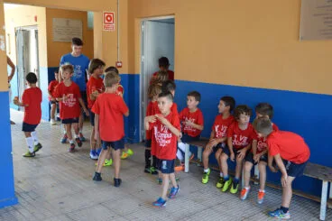 Alumnos del Campus de fútbol tomando fruta