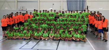 alumnos y tecnico del campus de verano del denia basquet