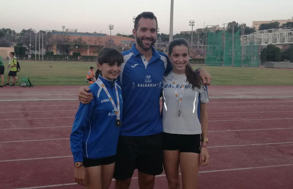 angela molto y leire bisquert junto a su entrenador