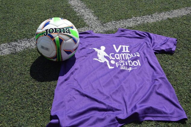balon y camiseta del vii campus ciudad de denia de futbol