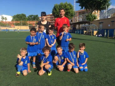 Bienve de la Cruz con su equipo querubin