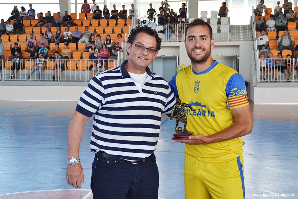 blai recibiendo un trofeo