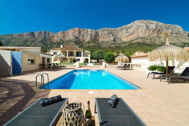 casa de vacaciones con piscina en el montgo aguila rent a villa
