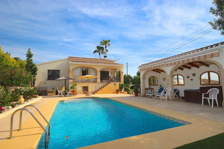 Chalet y piscina Property Finder Spain