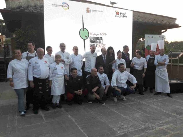 cocineros participantes en el dia mundial de la tapa en roma