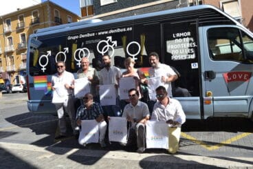 Concejales frente al autobús de la diversidad sexual