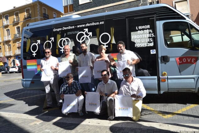 concejales frente al autobus de la diversidad sexual