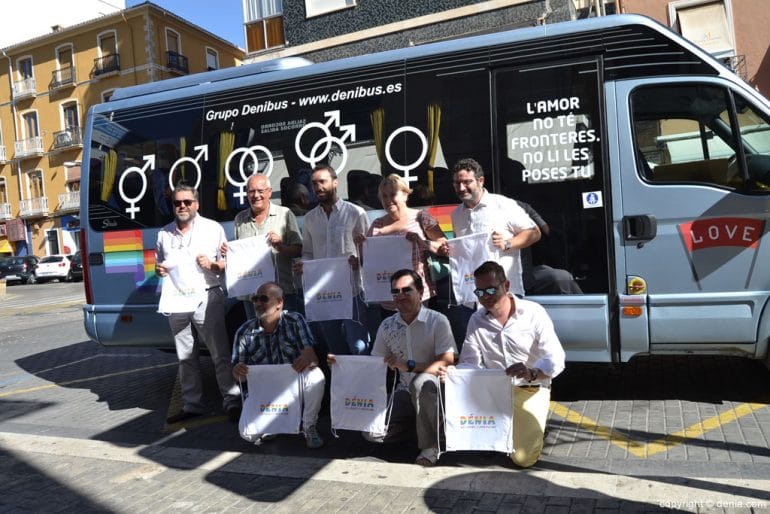 Concejales frente al autobús de la diversidad sexual