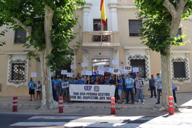 concentracion en la comisaria de policia nacional de denia