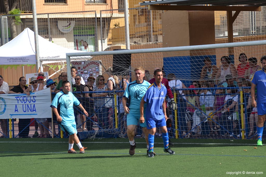 Aprosdeco valoró positivamente la 'Tarde del fútbol por la igualdad' disputada en el Rodat 2 delanteros de aprosdeco denia durante el choque