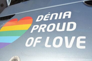 denia proud to love mensaje en el autobus