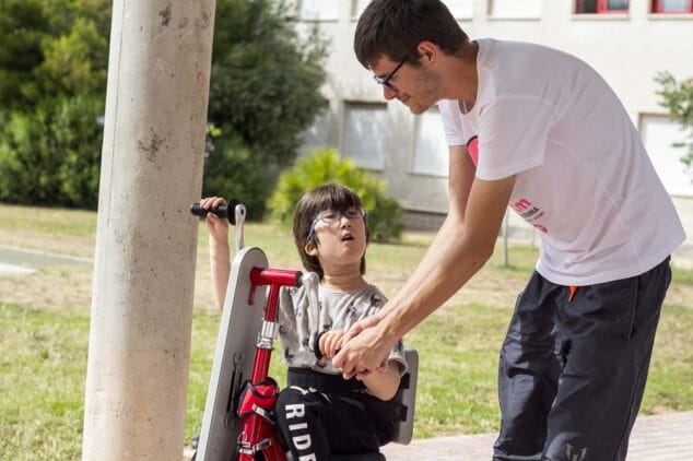 disfrutando el verano con condenados al bordillo