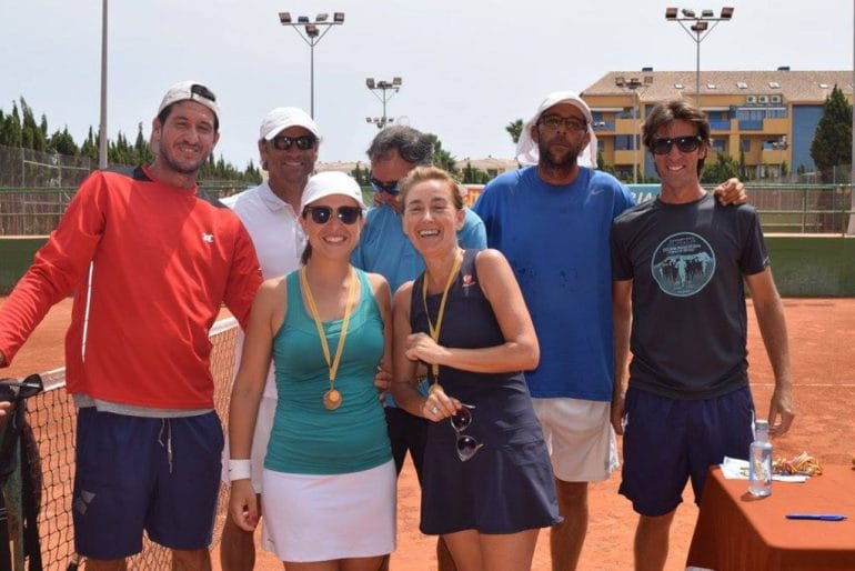 Dos jugadoras con sus trofeos