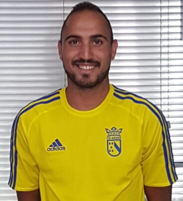 el delantero panucci luciendo la nueva camiseta