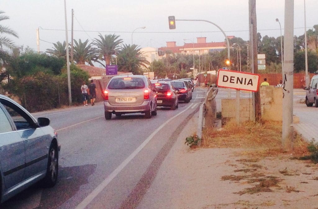 entrada a denia por les marines