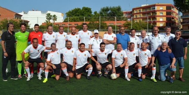 Aprosdeco valoró positivamente la 'Tarde del fútbol por la igualdad' disputada en el Rodat 16 equipo del valencia veteranos
