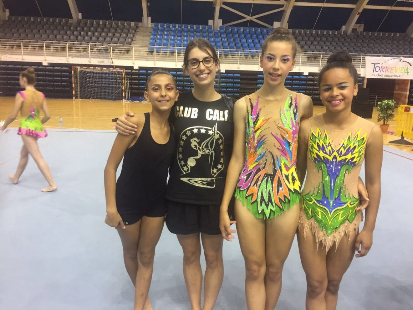 Equipo infantil y su entrenadora Andrea