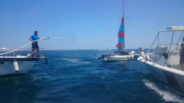 Un velero con dos personas a bordo se incendia en aguas de Dénia 2 extincion del fuego en un velero