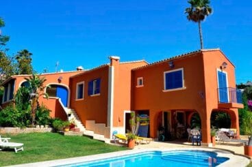 fachada de la casa y piscina euroholding