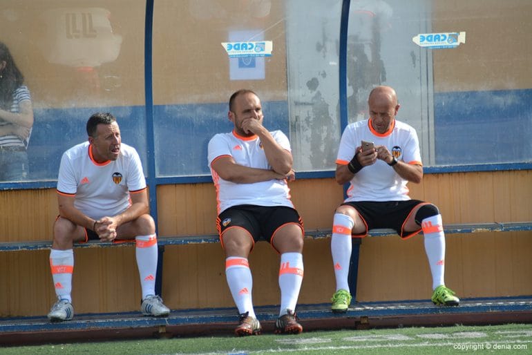 Fenoll junto  Víctor Cardona en el banquillo