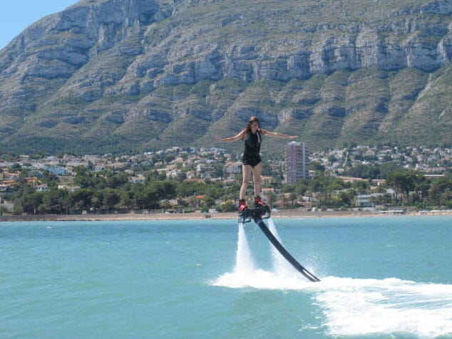 flyboard en el centro de actividades nauticas marina de denia