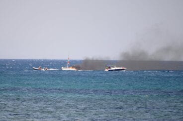 fuego en un velero en aguas de denia