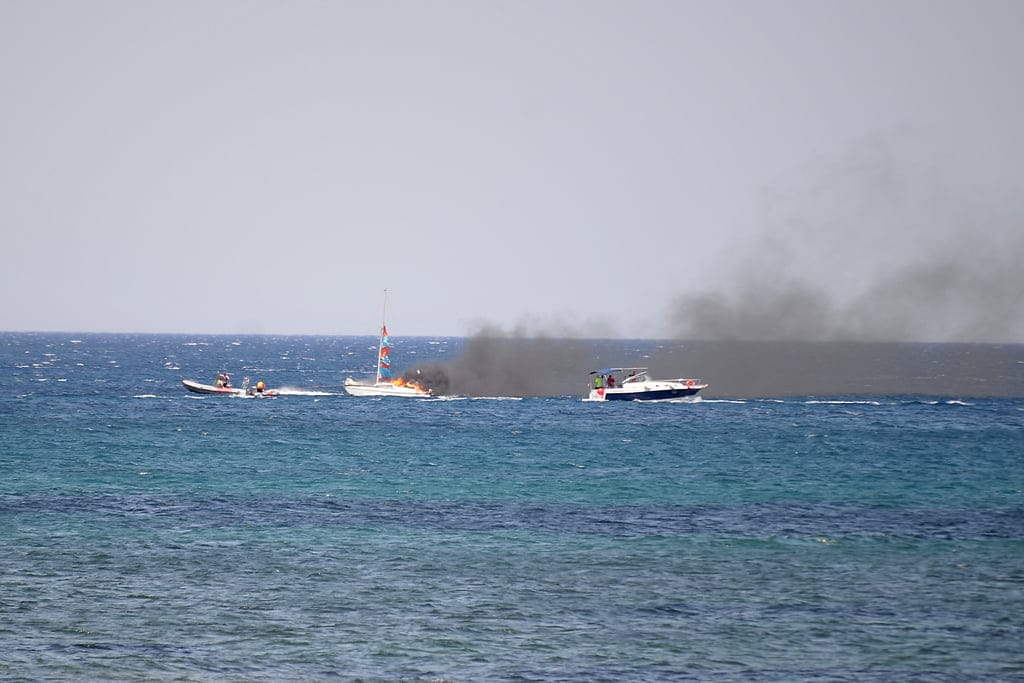 Un velero con dos personas a bordo se incendia en aguas de Dénia 1 fuego en un velero en aguas de denia