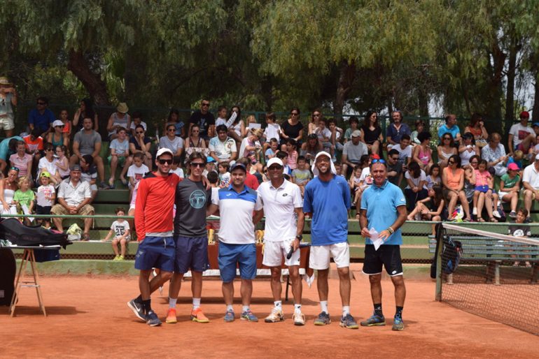 Grupo de entrenadores y monitores del Club Tenis Dénia