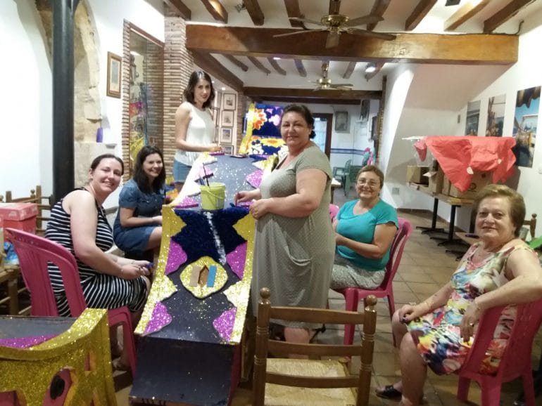 Haciendo carroza en el casal de Baix la Mar