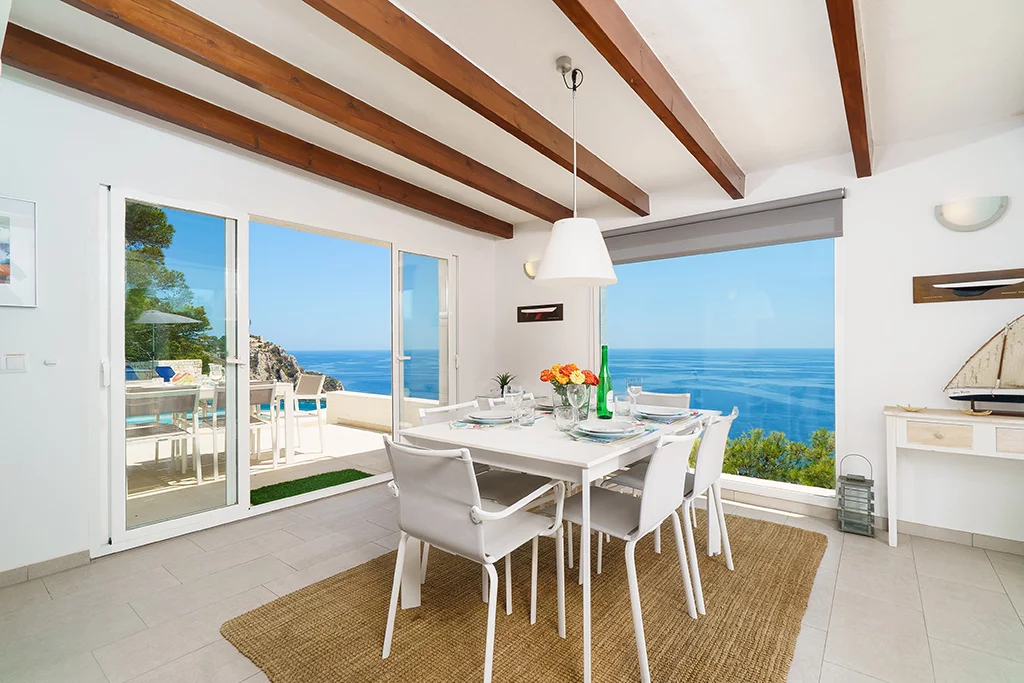 Interior con vistas al mar en casa de vacaciones Aguila Rent a Villa