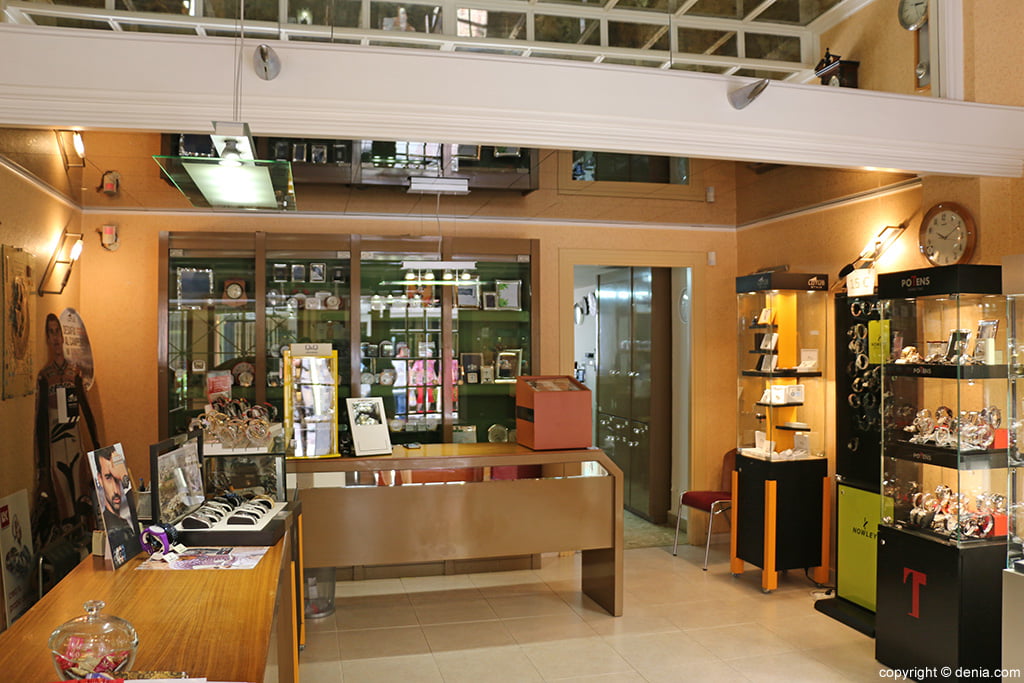 Interior tienda Joyería Relojería Sace