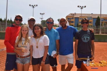 Isabela Contrí y Paula Ortíz con su trofeos