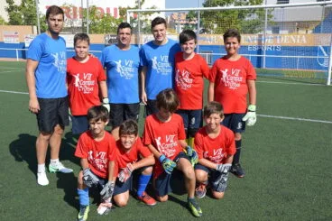 Javi Salort junto a Juanjo Palacios y los niños del campus