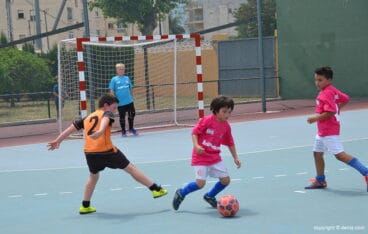 Jugador de Carmelitas avanzando con la pelota